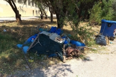 6.-Τα-σκουπίδια-παραμένουν-στο-θεατράκι-της-Σχολής-Αναβρύτων_