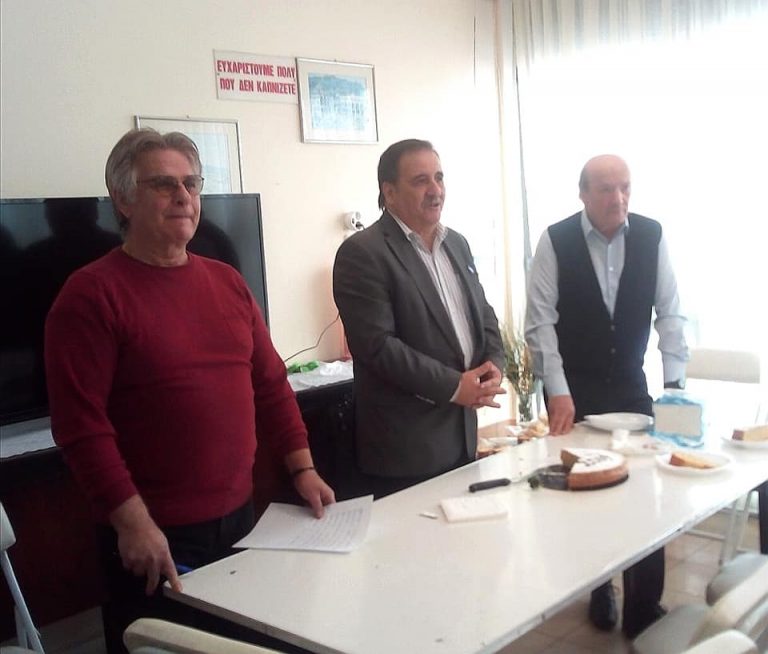 Ο Κώστας Ρώτας στηνκοπή της Βασιλόπιτας του Συλλόγου Εργατικών Κατοικιών Αμαρουσίου.