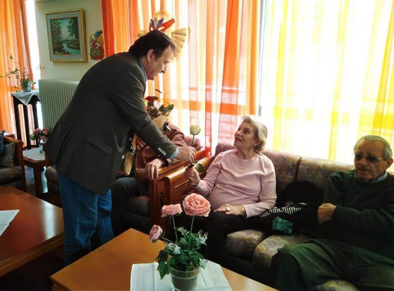 Ο ΥΠΟΨΗΦΙΟΣ ΔΗΜΑΡΧΟΣ ΑΜΑΡΟΥΣΙΟΥ ΚΩΣΤΑΣ ΡΩΤΑΣ ΓΙΑ ΤΗΝ ΗΜΕΡΑ ΜΝΗΜΗΣ ΤΩΝ  ΓΥΝΑΙΚΩΝ  ΕΠΙΣΚΕΦΘΗΚΕ ΤΑ ΚΑΠΗ ΑΜΑΡΟΥΣΙΟΥ ΚΑΙ ΠΡΟΣΦΕΡΕ ΛΟΥΛΟΥΔΙΑ