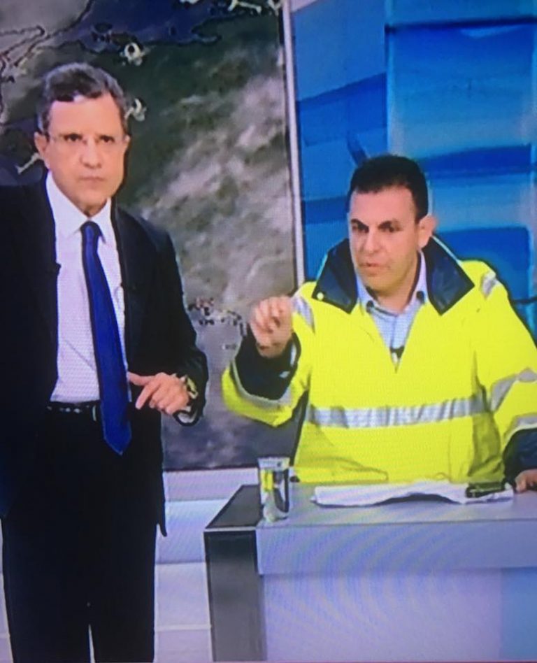 Κίτρινα γιλέκα και χρυσόψαρα στη γυάλα…