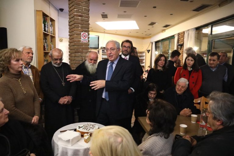 Στην κοπή πίτας του Πολιτιστικού, Κοινωφελούς & Εξωραϊστικού Συλλόγου Πολυδρόσου «Ο Άγιος Αθανάσιος», ο Δήμαρχος Αμαρουσίου Θεόδωρος Αμπατζόγλου