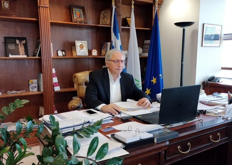 Το Δημοτικό Συμβούλιο υπερψηφίζει με ευρεία πλειοψηφία και εγκρίνει τις διαπραγματεύσεις του Δημάρχου  για αναδιάρθρωση τραπεζικού χρέους