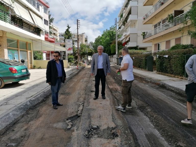 Αυτοψία του Δημάρχου Αμαρουσίου Θεόδωρου Αμπατζόγλου στα έργα ασφαλτόστρωσης επί των οδών Αγίας Ελεούσης και Κονίτσης