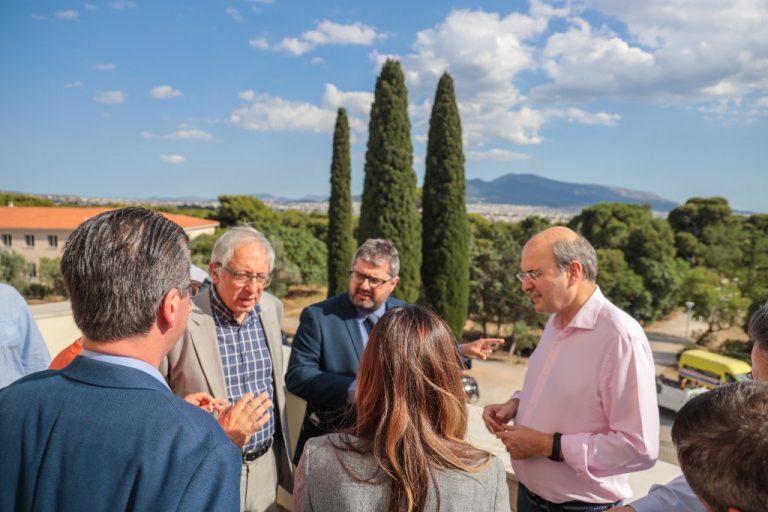 Παρουσία του Δημάρχου Αμαρουσίου Θεόδωρου Αμπατζόγλου η επίσκεψη του Υπουργού Περιβάλλοντος & Ενέργειας Κωστή Χατζηδάκη στο κτήμα Συγγρού