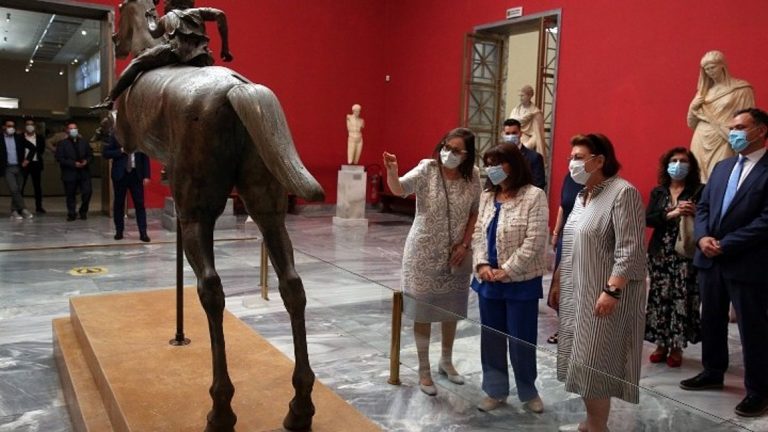 Ξενάγηση της Προέδρου της Δημοκρατίας, στην έκθεση «Δι΄αυτά πολεμήσαμεν» στο Εθνικό Αρχαιολογικό Μουσείο