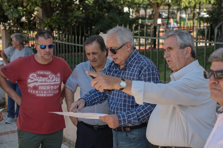 Παρουσία του Δημάρχου Αμαρουσίου Θεόδωρου Αμπατζόγλου οι εργασίες καθαριότητας και συντήρησης πρασίνου στην περιοχή των Ηπειρώτικων – Διαβούλευση με τους πολίτες