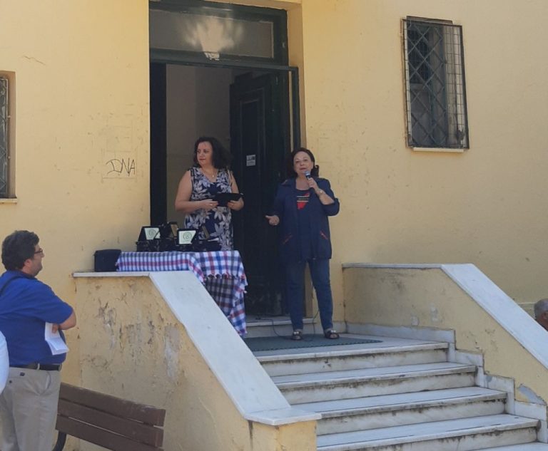 Τιμητική πλακέτα απένειμε στο Δήμαρχο Αμαρουσίου Θ. Αμπατζόγλου ο Σύλλογος Γονέων και Κηδεμόνων των Μαθητών του Πρότυπου Σχολείου Αναβρύτων Γυμνασίου-Λυκείου