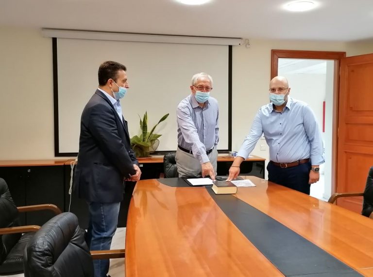 Ενώπιον του Δημάρχου Αμαρουσίου Θ. Αμπατζόγλου η ορκωμοσία του νέου Δημοτικού Συμβούλου της μείζονος μειοψηφίας Δ. Κουτσουβέλη