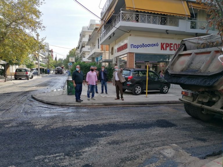 Αυτοψία του Δημάρχου Αμαρουσίου Θεόδωρου Αμπατζόγλου στα έργα ασφαλτοστρώσεων στην οδό Μαραθωνοδρόμου και Άνθιμου Γαζή και επισκευής πεζοδρόμου στην Ιερέως Δούση