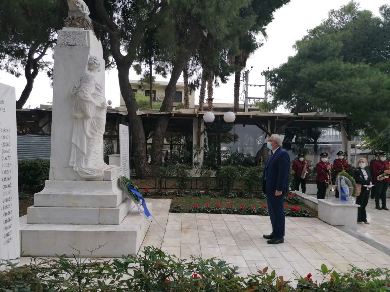 Παρουσία του Δημάρχου Αμαρουσίου Θεόδωρου Αμπατζόγλου οι περιορισμένες λόγω covid-19 εορταστικές εκδηλώσεις στο Μαρούσι για την Εθνική Επέτειο της 28ης Οκτωβρίου 1940
