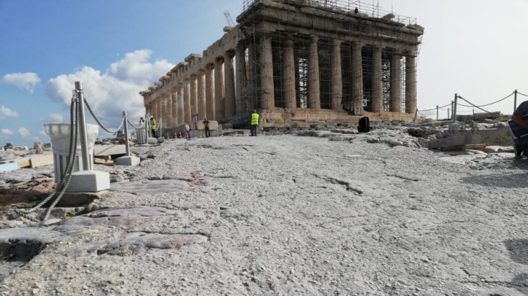 “Για πρώτη φορά ο επισκέπτης θα έχει τη δυνατότητα να βιώνει αυτό που βίωνε ο αρχαίος άνθρωπος”, δήλωσε η Λ. Μενδώνη, σχετικά με το έργο των διαδρομών στην Ακρόπολη