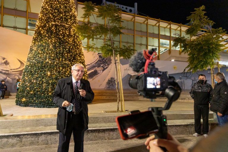Ο Δήμαρχος Αμαρουσίου Θεόδωρος Αμπατζόγλου φωταγώγησε το Χριστουγεννιάτικο Δέντρο του Δήμου στην πλατεία ΗΣΑΠ – Δήμος Αμαρουσίου