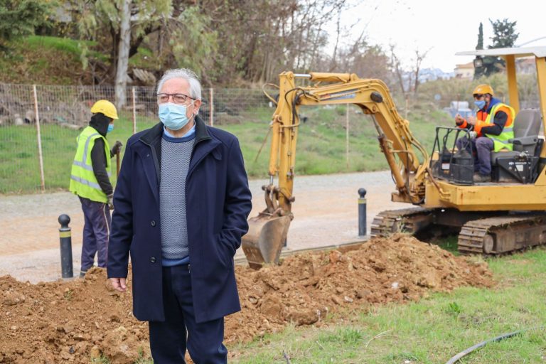Αυτοψία του Δημάρχου Αμαρουσίου Θ. Αμπατζόγλου στο έργο ανάπλασης πρότυπου χώρου πρασίνου (15 στρ.) στην περιοχή του Αγίου Θωμά – οδός Πρωταγόρα, στο πλαίσιο του Ευρωπαϊκού προγράμματος “LIFE Grin” – Δήμος Αμαρουσίου