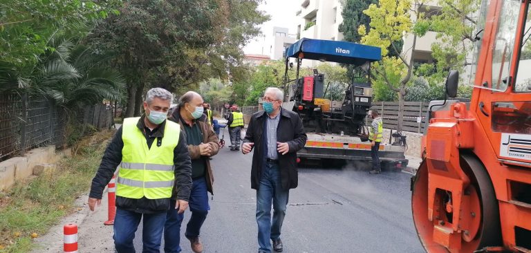 Αυτοψία του Δημάρχου Αμαρουσίου Θ. Αμπατζόγλου σε ασφαλτοστρώσεις και επισκευές οδοστρώματος στην Αγία Φιλοθέη – Δήμος Αμαρουσίου
