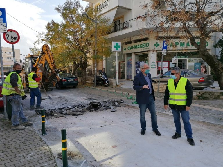 Αυτοψία του Δημάρχου Αμαρουσίου Θ. Αμπατζόγλου σε ασφαλτικές εργασίες στο κέντρο της πόλης – Δήμος Αμαρουσίου