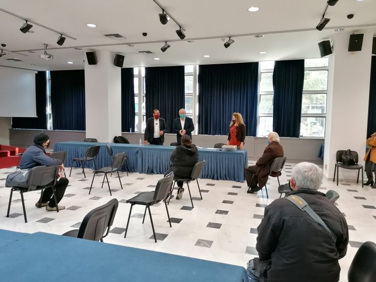 Παρουσία του Δημάρχου Αμαρουσίου Θ. Αμπατζόγλου η χορήγηση Χριστουγεννιάτικων δωροεπιταγών προς τις ευπαθείς κοινωνικές ομάδες – Δήμος Αμαρουσίου