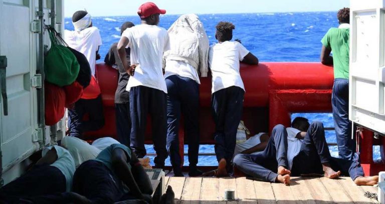 Οι 374 άνθρωποι που διέσωσε το Ocean Viking θα αποβιβαστούν στην Ιταλία (ΜΚΟ)