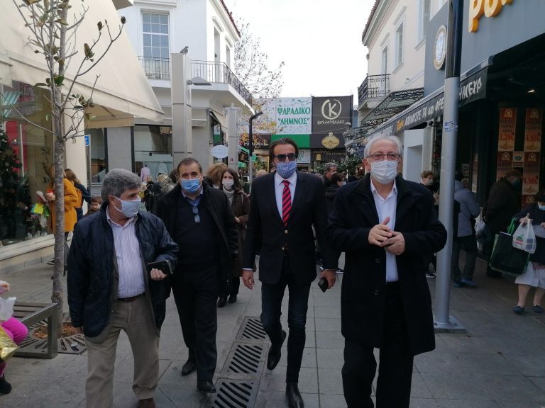 Επίσκεψη του Δημάρχου Αμαρουσίου Θ. Αμπατζόγλου στο Εμπορικό Κέντρο της πόλης, την παραμονή της Πρωτοχρονιάς – Δήμος Αμαρουσίου