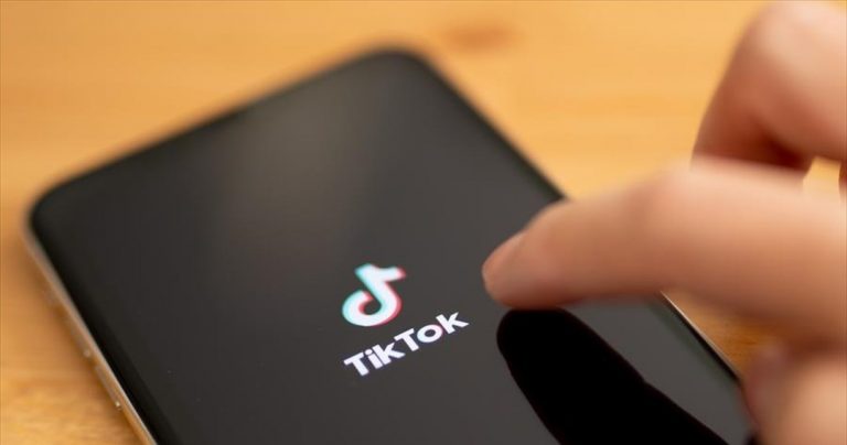 «Παραθυράκι» στο TikTok επιτρέπει την ανάρτηση πορνογραφικών και βίαιων εικόνων