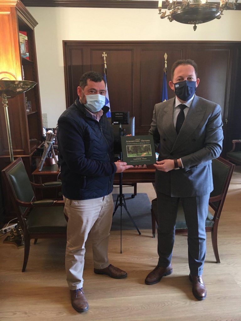 Την ιστορική έκδοση του Δήμου παρέδωσε στον Αναπληρωτή Υπουργό Εσωτερικών ο Δήμαρχος Λυκόβρυσης – Πεύκης