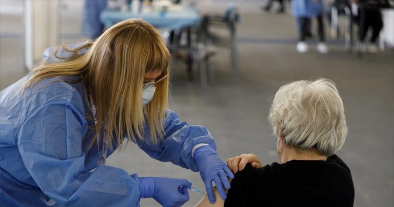 Ο εμβολιασμός απέτρεψε 13.000 θανάτους ασθενών 60+ και γλύτωσε 39.100 από ΜΕΘ