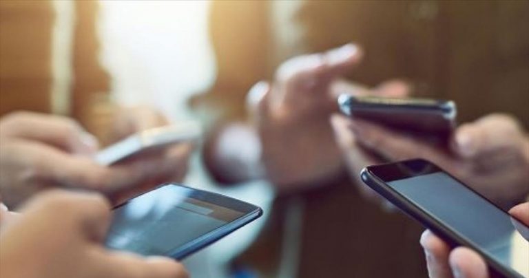 Φαινόμενο μίμησης οι συνεχείς «ματιές» στο κινητό  τηλέφωνο