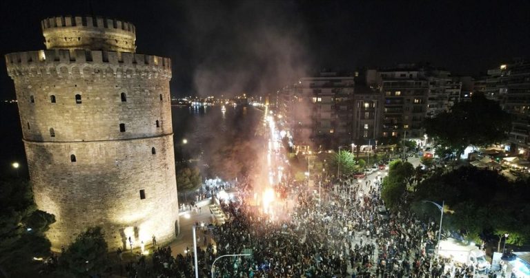 Φωταγωγήθηκε ο Λευκός Πύργος για το Κύπελλο του ΠΑΟΚ