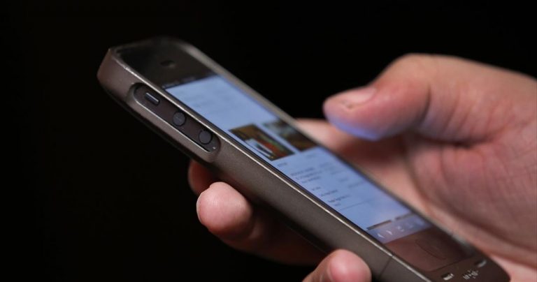 O αντίχειράς μας «τρέχει» δύο μαραθώνιους σκρολάροντας στο κινητό τηλέφωνο