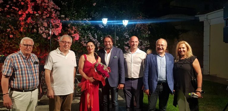 Παρουσία του Δημάρχου Αμαρουσίου Θ. Αμπατζόγλου η παράσταση «Μουσική Βραδιά στον Κήπο» στη Βορέειο Βιβλιοθήκη με τη Συναυλία της Συμφωνικής Ορχήστρας Novarte – Δήμος Αμαρουσίου