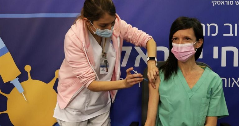 Τι γνωρίζουμε για τους πλήρως εμβολιασμένους επαγγελματίες υγείας που νόσησαν