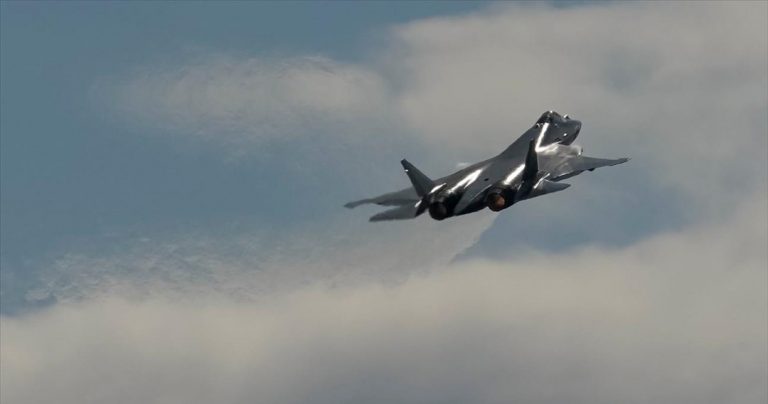 Διθέσιο Su-57, σχεδιασμένο για να ελέγχει σμήνος drones