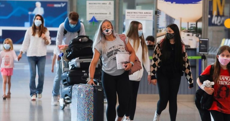 Υποχρεωτικά τεστ για όσους φθάνουν στη χώρα από 1/8- Εξαιρούνται οι εμβολιασμένοι