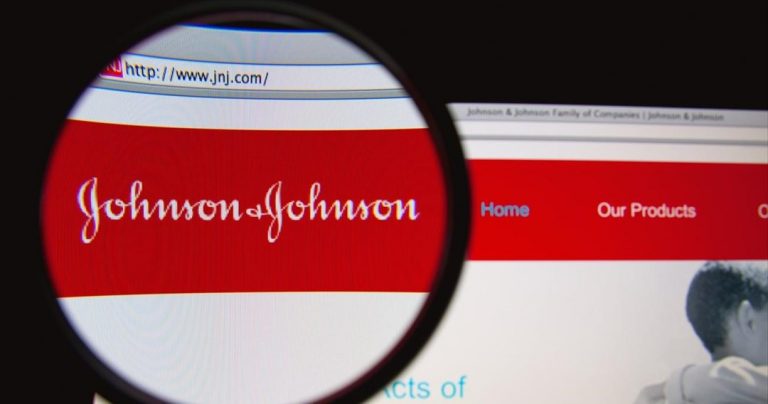 Η Johnson & Johnson ανακαλεί αντηλιακά έπειτα από εντοπισμό καρκινογόνου χημικού σε κάποια προϊόντα