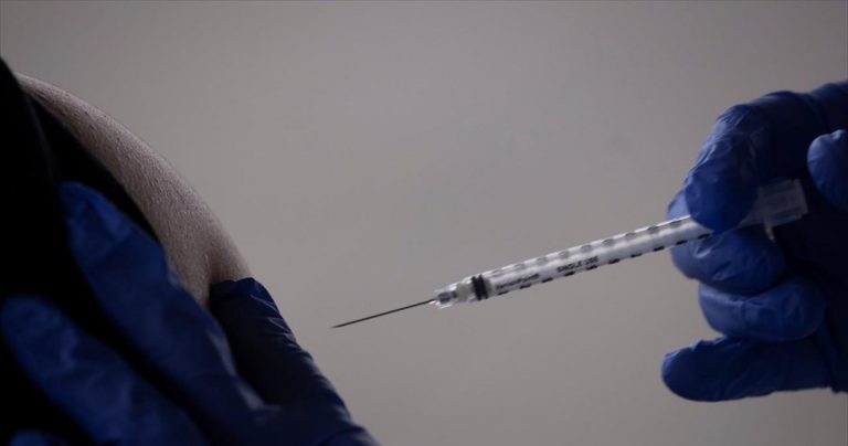 Εμβόλιο, ή τακτικά τεστ και μάσκα για τους ομοσπονδιακούς υπαλλήλους