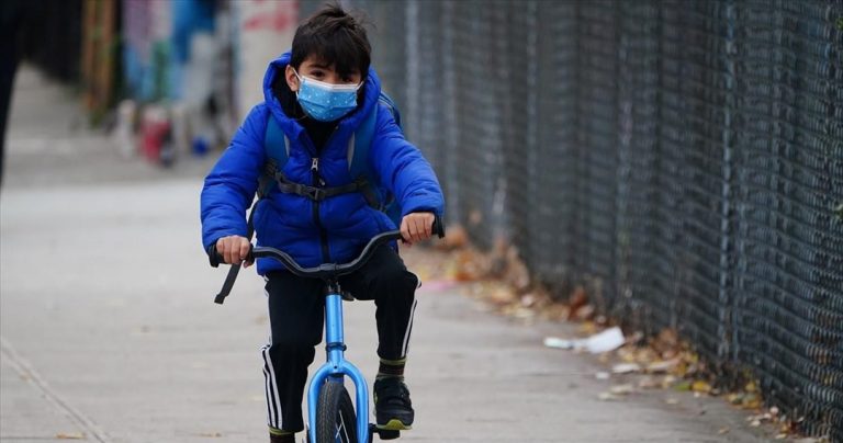 Στο επίκεντρο η χρήση μάσκας από τα παιδιά λίγο πριν από την έναρξη της σχολικής χρονιάς