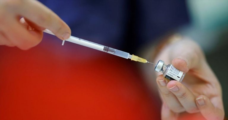 Πιο αποτελεσματικό το εμβόλιο της Pfizer με μεγαλύτερο διάστημα μεταξύ των δύο δόσεων