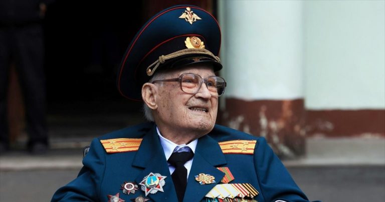 «Νίκησα ξανά τον θάνατο στα 102 μου» λέει Ρώσος βετεράνος που θεραπεύτηκε από την covid-19
