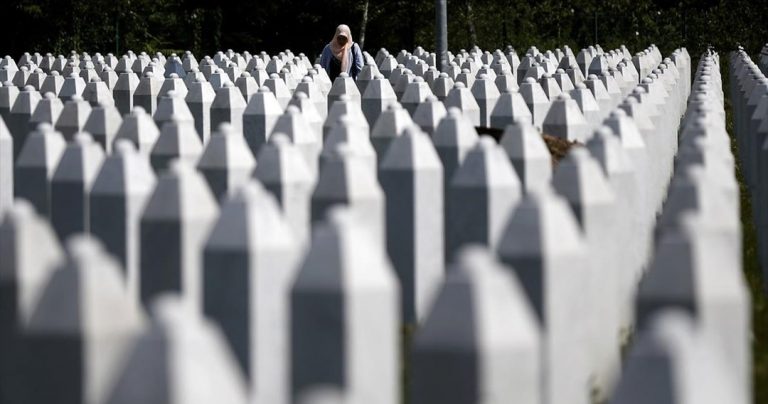 Οι Σερβοβόσνιοι αντιδρούν στην απαγόρευση της άρνησης της γενοκτονίας στη Σρεμπρένιτσα
