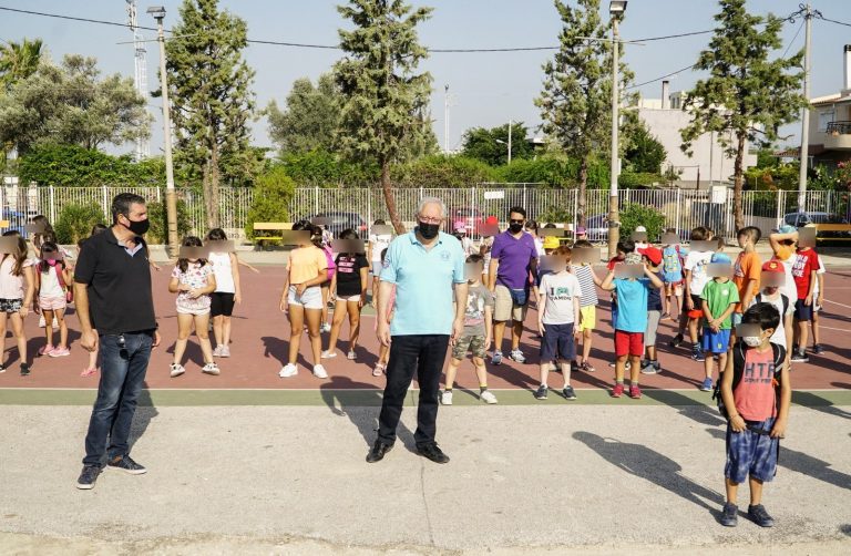 Ο Δήμαρχος Αμαρουσίου Θ. Αμπατζόγλου με τα παιδιά του Αθλητικού & Πολιτιστικού Camp – Δήμος Αμαρουσίου
