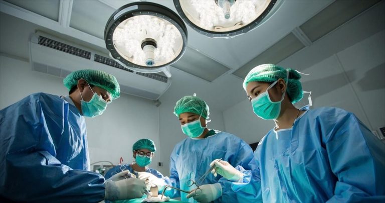 Ομάδα γιατρών κατάφερε να διαχωρίσει ένα βρέφος από το παρασιτικό δίδυμό του