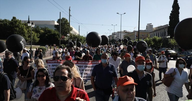 Στους δρόμους οι υγειονομικοί – Αντιδρούν στην τροπολογία για υποχρεωτικούς εμβολιασμούς