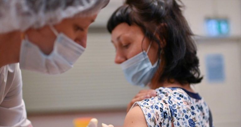 Τα εμβόλια βάζουν «φρένο» και στις νέες μεταλλάξεις του κορωνοϊού