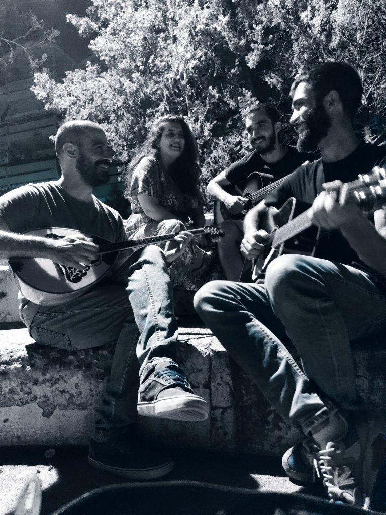 Ρεμπέτικη βραδιά στο θέατράκι του ΦΟΤ από το μουσικό σχήμα Γιαρές – Δήμος Χαλανδρίου