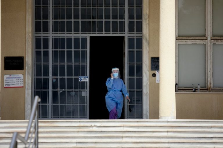Υποχρεωτικός εμβολιασμός: Τέλος… χρόνου για τους υγειονομικούς – Τα δεδομένα με τις αναστολές