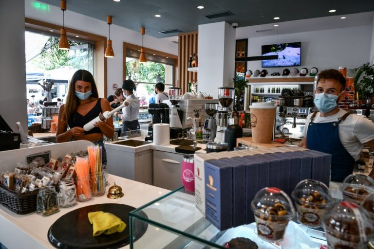 «Κλειστόν» για ανεμβολίαστους – Τι ισχύει για εστίαση, γήπεδα και γυμναστήρια από τις 13/9