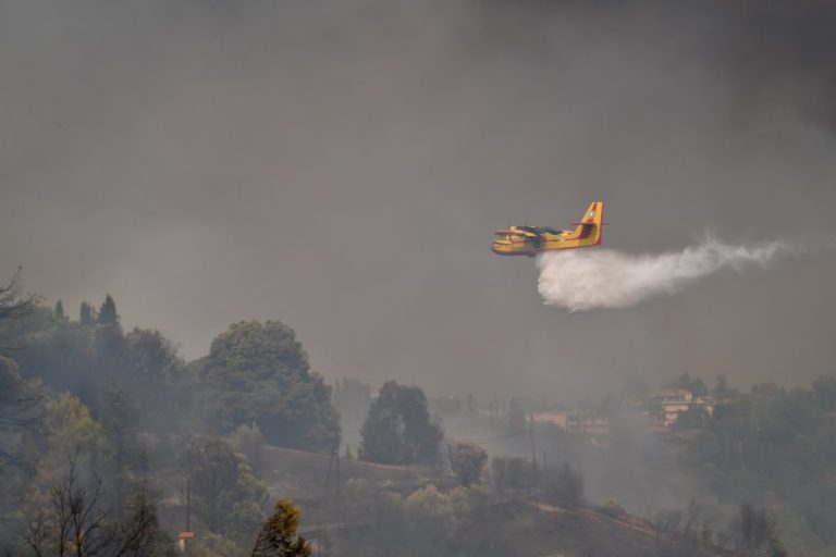 Φωτιά στην Ηλεία: Τα εναέρια μέσα στη μάχη με το φως της ημέρας