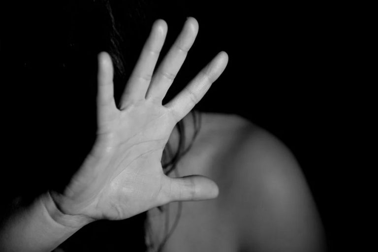 Ηράκλειο – Σοκ από καταγγελία γυναίκας: «Μπήκε στο δωμάτιο την ώρα που κοιμόμουν και προσπάθησε να με βιάσει»