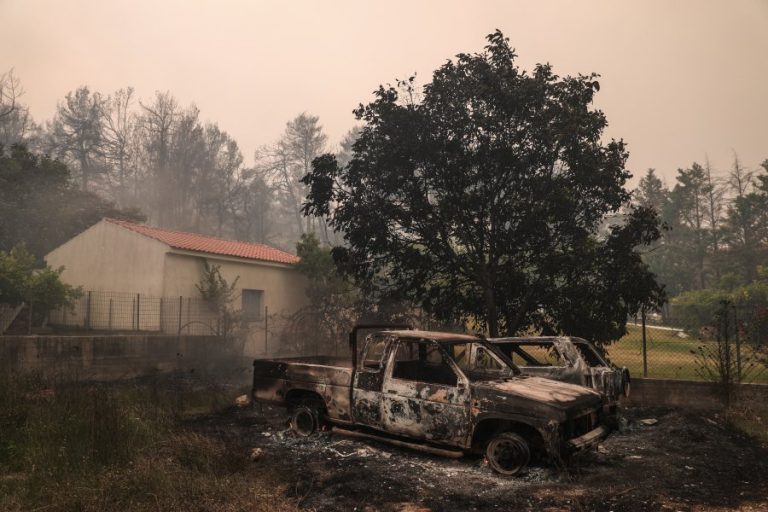 Φωτιά σε Μεσσηνία – Αρκαδία: Μάχες για να τεθούν υπό έλεγχο οι φωτιές σε Μέλπεια και Μεγαλόπολη