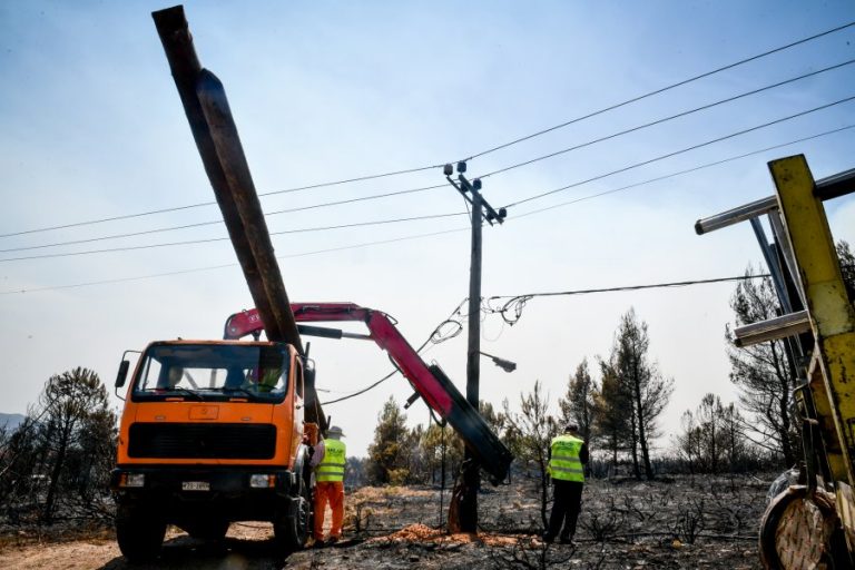 Φωτιές: Αποκαθίσταται η ηλεκτροδότηση σε Αττική, Εύβοια και Πελοπόννησο