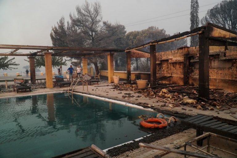 Φωτιά στην Ηλεία: Εκκενώσεις οικισμών στον Πύργο – Στο νοσοκομείο πυροσβέστες μετά την ανατροπή του οχήματός τους (βίντεο)
